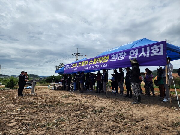 지난 19일, 신안군 지도읍에서 ‘양파 기계 수확 현장 연시회’를 개최했다. / 사진 = 신안군