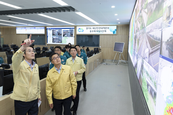 김동연 경기도지사가 오후 경기도 재난안전대책본부를 방문해 호우 피해 및 대응 상황을 점검했다. / 사진 = 경기도