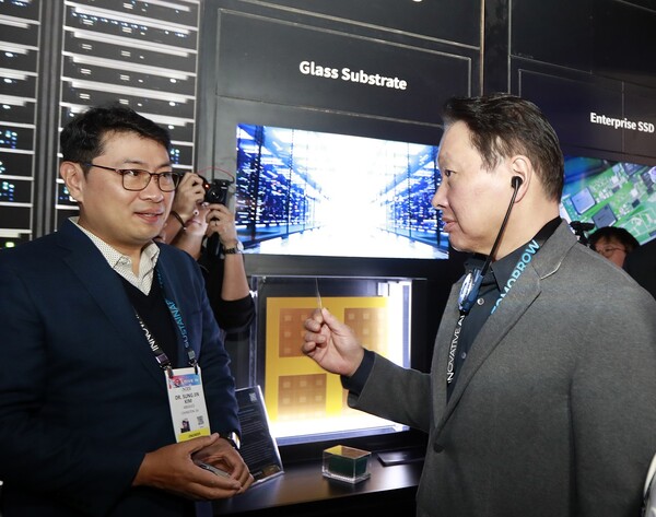 최태원 SK 회장이 지난 1월 미국 라스베이거스에서 열린 CES 2025 행사장에 마련된 SK 전시관에서 유리기판을 살펴보고 있다 / 사진=SK그룹