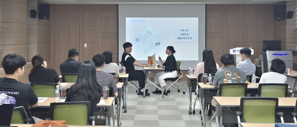 광주서부교육지원청 광산Wee센터는 21일 소회의실에서 관내 초등학교 저학년에 다니는 자려를 둔 보호자들을 대상으로 보호자 교육 ‘놀자람’을 운영했다 / 사진 = 광주시교육청