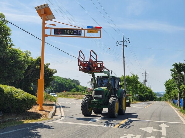 농기계주행정보제공교통안전 표지판 / 사진 = 신안군