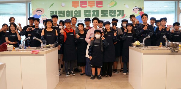 대아청과가 성인 대상 김장 체험 프로그램 두근두근, 김린이의 김치 도전기를 진행했다. 행사 후 참가자들이 기념 사진을 촬영하고 있다 / 사진=호반그룹