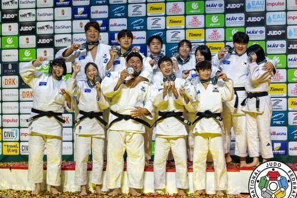 지난 20일(현지시간) 대한민국 유도 국가대표팀이 헝가리 부다페스트에서 혼성 단체전 은메달 입상 기념사진을 찍고있다(앞줄 왼쪽에서 두번째 신채원) / 사진=순천시