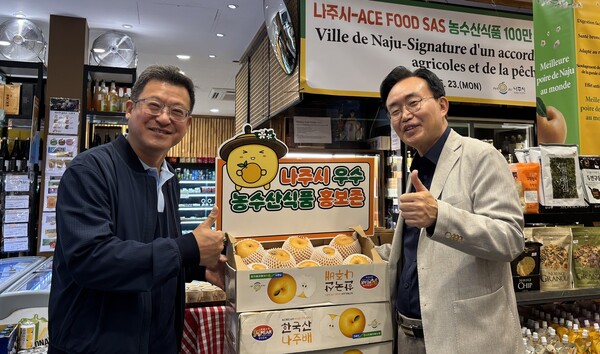 프랑스 파리 에이스마트 루브르점에서 나주배 홍보에 나선 윤병태 나주시장 / 사진 = 나주시