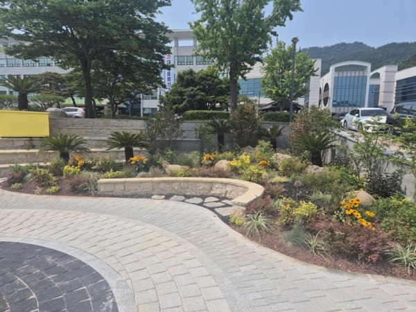 진도군, 청사 앞 ‘생활 속 녹색 휴게공간’ 조성 / 사진 = 진도군