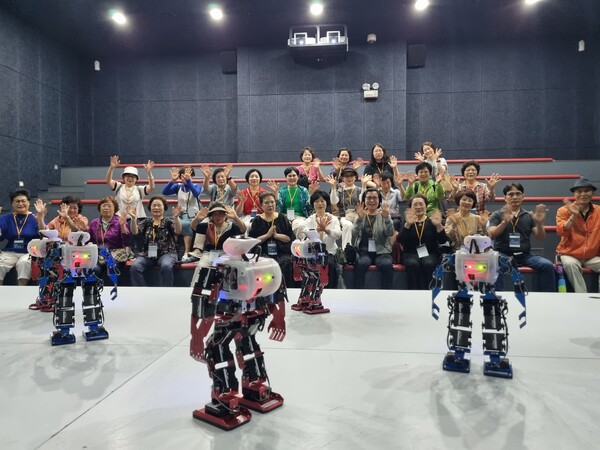 광주청춘학교 학습자들이 로봇댄스를 관람하고 환호하고 있다 / 사진 = 광주광역시교육청