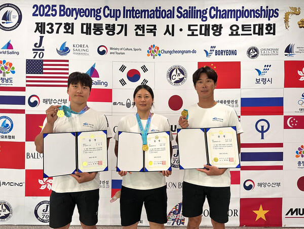  ‘제37회 대통령기 전국시도대항요트대회’에서 금메달을 획득한 여수시청 요트팀 선수들(왼쪽부터 강형중, 이경진, 김창주 선수) / 사진=여수시