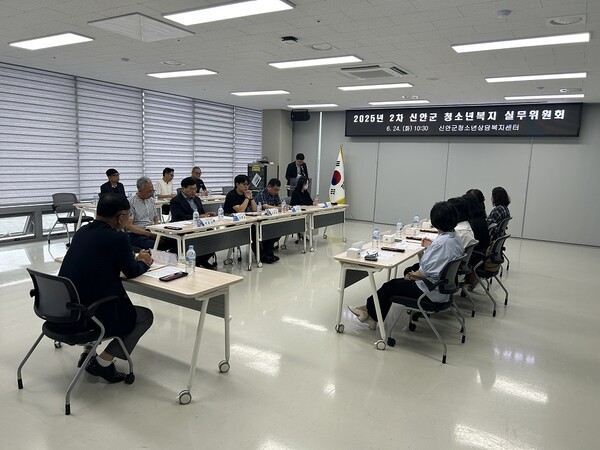 24일, 신안군가족센터 교류소통공간실에서 2025년 2차 청소년복지 실무위원회 정기회의를 개최했다. / 신안군