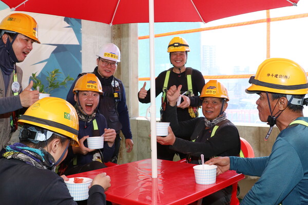 포스코이앤씨 현장 근로자들이 수박을 먹으며 더위를 식히고 있다 / 사진=포스코이앤씨