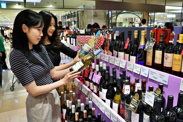 서울시 중구 소공동에 위치한 본점 지하 1층 식품행사장에서 와인을 구경 중인 고객 / 사진=롯데쇼핑