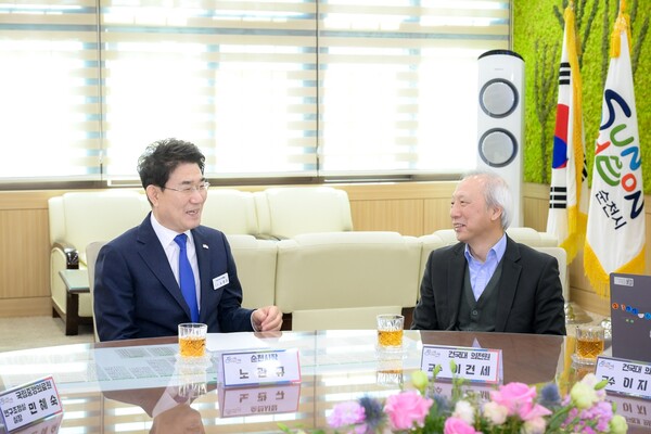 지난 3월 노관규 순천시장이 시청 회의실에서 지역완결필수의료체계 구축을 위한 전문가 간담회를 하고 있다(좌 순천시장 노관규, 우 건국대 의대 이건세 교수) / 사진=순천시
