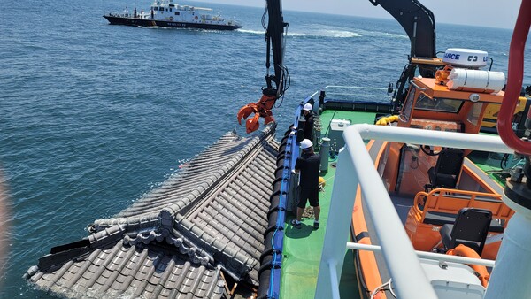 도 어장정화선(전북901호) 집중호우 해양폐기물 수거 / 사진 = 전북특별자치도