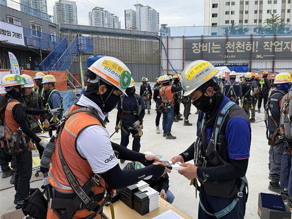현장 내 설치한 휴게공간 및 작업 전 토시 보급 사진 / 사진=DL건설