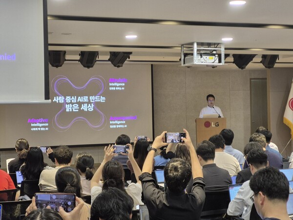 전병기 LG유플러스 AX기술그룹장(전무)이 26일 기술 설명회에서 모두 발언을 하고 있다. 사진=백상일 기자