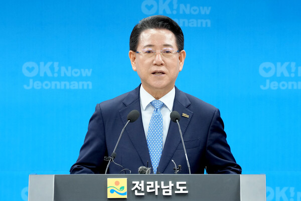 김영록 전라남도지사가 26일 오전 도청 브리핑룸에서 민선 8기 출범 3주년 기자회견문을 발표하고 있다. / 사진=전라남도