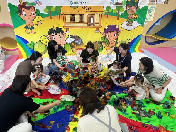 엄마모임 프로그램 참여 모습 / 사진=화순군