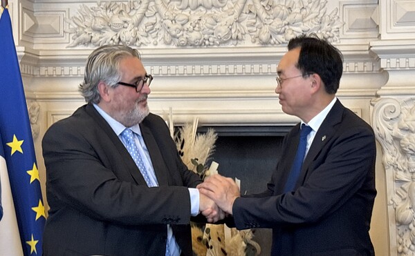 윤병태 나주시장(오른쪽)은 지난 24일 프랑스 클레르몽페랑시를 방문해 올리비에 비앙키 시장(왼쪽)과 만나 ‘나주-클레르롱페랑 우호교류 협약’을 체결했다. / 사진=나주시