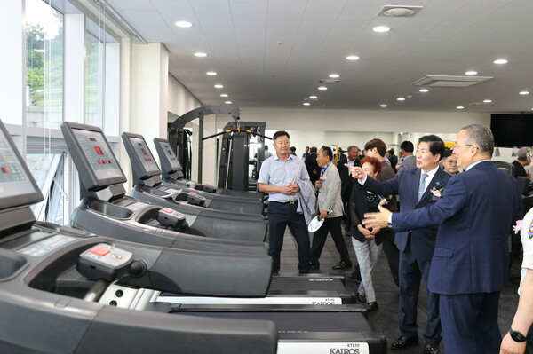 공영민 군수가 27일 도양복합문화센터 준공식 후 2층 체력단련실을 둘러보며 시설 현황을 점검하고 있다 / 사진=고흥군