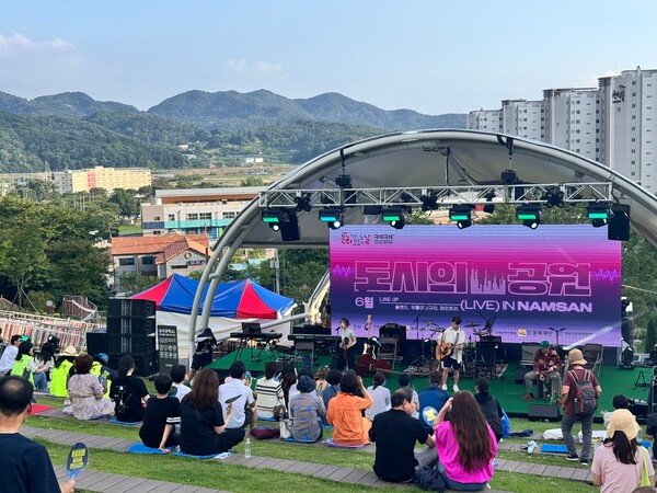 2025 화순 남산공원 로컬힙 프로젝트 남산문화점령 part2, _하루, 남산_ 구석구석 문화배달 공연하는 모습 / 사진 = 화순군