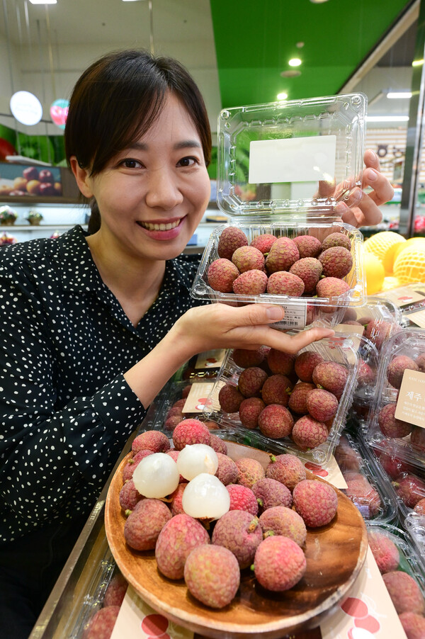 7월 1일 서울 서초구 농협유통 하나로마트 양재점에서 모델이 제주도에서 생산된 아열대 생과일 _리치_를 소개하고 있다 / 사진=농협유통