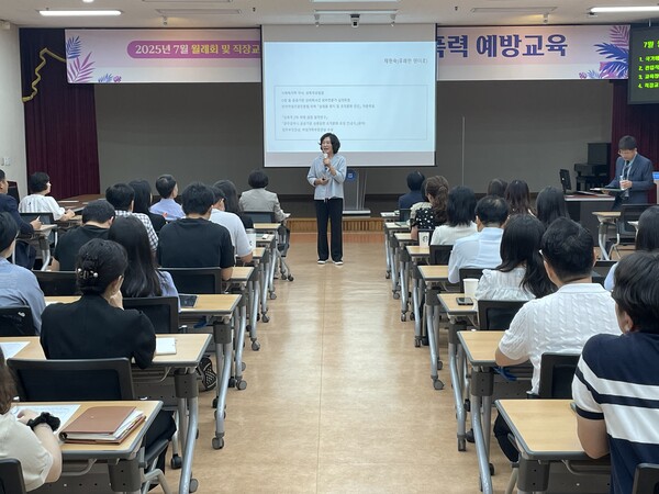 동부교육지원청 성희롱 및 성폭력 예방교육 강의 중인 채현숙 강사 / 사진=광주광역시교육청