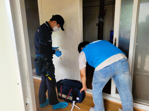 장성군 우리동네 복지기동대가 세스코와 손잡고 청소 및 해충 방역 봉사에 나섰다 / 사진=장성군