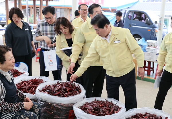공영민 고흥군수가 지난 1일 동강전통시장을 찾아 상인과 대화를 나누며 농산물 가격 동향을 살펴보고 있다 / 사진=고흥군
