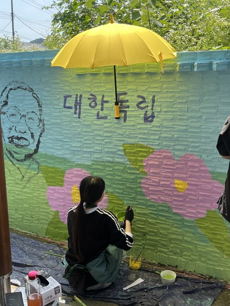 참여한 학생이 독립운동가 벽화를 그리고 있다 / 사진=보성군