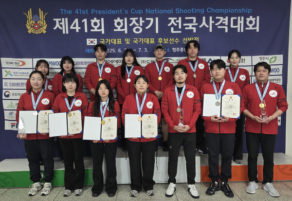서산시청 사격팀이 청주 종합사격장에서 제41회 회장기 전국사격대회 메달 획득을 기념하는 모습 / 사진=서산시