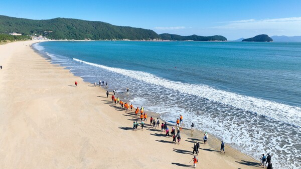 신지 명사십리 해변을 걷는 사람들 모습 / 사진=완도군