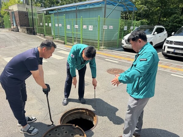 광주시교육청, 집중호우 대비 시설물 특별 안전점검 광주시교육청이 7일 광주소프트웨어마이스터고에서 진행한 집중호우 대비 시설물 특별 안전점검에서 직원들이 맨홀을 점검하고 있다. / 사진=광주시교육청