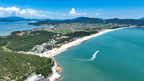 완도 신지 명사십리 해수욕장 전경 / 사진 = 완도군