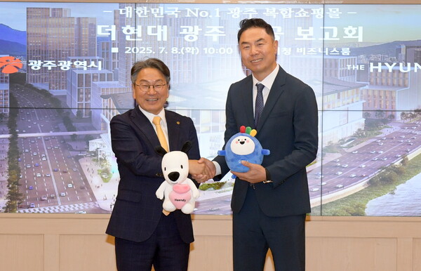 강기정 광주광역시장이 8일 오전 시청 비즈니스룸에서 열린 ‘광주 복합쇼핑몰 더현대 광주 관련 착공보고회’에 앞서 정지영 현대백화점 대표이사, 나원중 더현대 광주 법인장 등과 함께 착공 계획, 비전 및 로드맵 등에 대해 논의하고 있다 / 사진=광주광역시