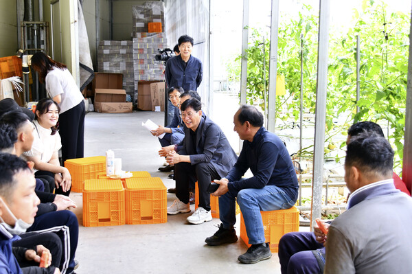 외국인 계절근로자 지원 농가 현장행정 / 사진=장수군