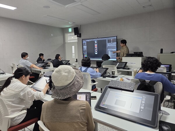 6월 「처음 시작하는 웹툰」 프로그램 수강생들이 순천어울림도서관에서 단편 웹툰 창작 수업을 받고 있다 / 사진=순천시