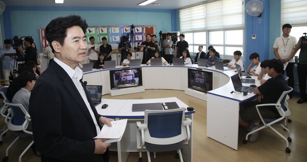 김대중 전라남도교육감이 9일 오성초 ‘2030 미네르바 교실’에서 일일 교사로 참여해 수업을 하고 있다.  / 사진 = 전라남도교육청