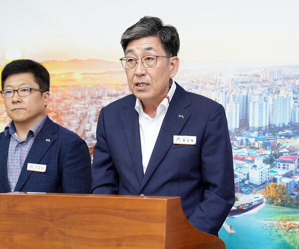 최신득 서산시 환경녹지국장이 9일 시청 브리핑룸에서 기자회견을 열고, 도심주변 친환경호수(잠홍저수지) 조성 사업 진행 상황을 설명했다 / 사진=서산시