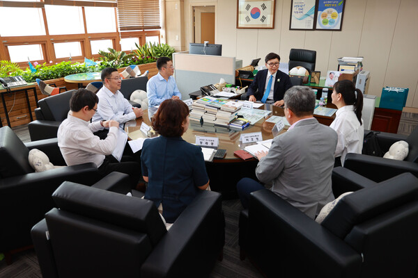 중국 운남성 농업 특성화 대학인 운남농업대학교 대표단이 보성군을 방문해 차 산업 인재 양성과 보성 차 수출 확대 방안에 대해 이야기 하고 있다 / 사진 = 보성군