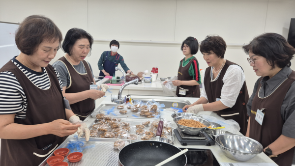 지난달 디저트 개발 교육에 참여한 수강생들이 지역 특산물을 활용해 오란다를 만들고 있다 . 사진 = 순천시