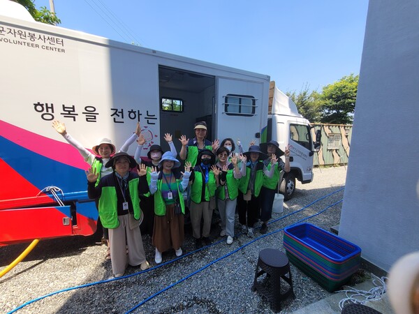 찾아가는 이동빨래방 뽀송이  자원봉사자들 / 사진 = 부안군