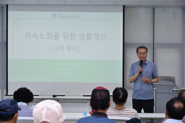 지역사회에 기능성 화장품과 비누 시제품 나눔 / 사진=전주시