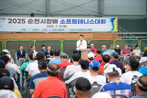 지난 12일 노관규 순천시장이 팔마실내테니스장에서 열린 2025 순천시장배 소프트테니스대회에서 인사말씀을 하고 있다 / 사진=순천시