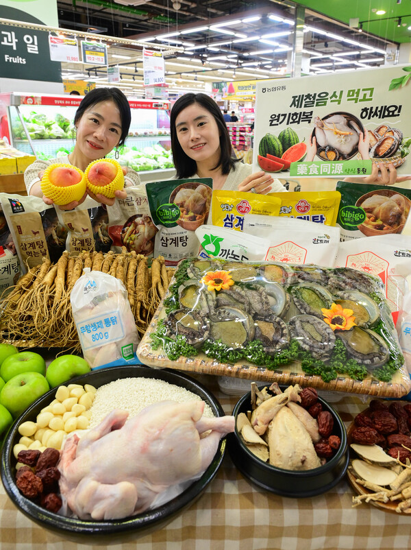 서울 서초구 농협유통 하나로마트 양재점에서 모델들이 초복을 맞아 보양식을 소개하고 있다 / 사진=농협유통