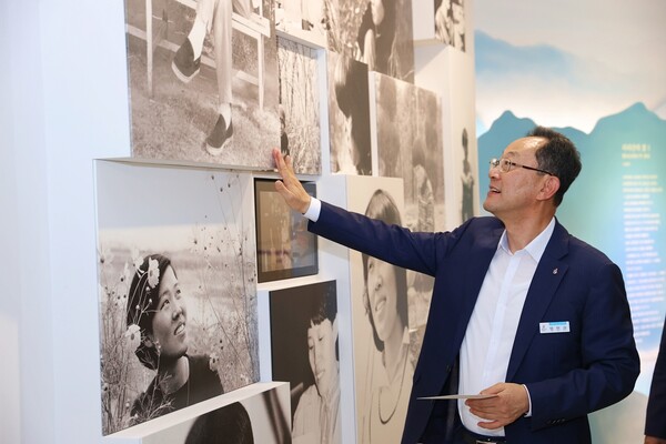 명현관 군수 전시관람 / 사진 = 해남군