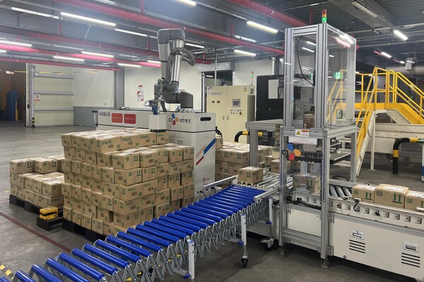 이동형 로봇 팔레타이저 / 사진=CJ대한통운