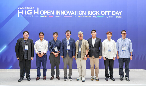 17일 오전, 서울 강동구 천호동 현대홈쇼핑 본사에서 진행된 ‘2025 현대홈쇼핑 H.I.G.H 오픈 이노베이션 킥오프 데이’에서 한광영 현대홈쇼핑 대표이사(왼쪽 네 번째)가 참석자들과 기념사진을 찍고 있다. (사진 왼쪽부터) 김민준 랭코드 대표, 윤정훈 퍼플아이오 대표, 전종찬 서울경제진흥원 책임, 한광영 현대홈쇼핑 대표이사, 홍경표 마크앤컴퍼니 대표, 강병희 차봇모빌리티 부대표, 이지혁 제트에이아이 대표, 현준엽 로쉬코리아 대표 / 사진=현대백화점