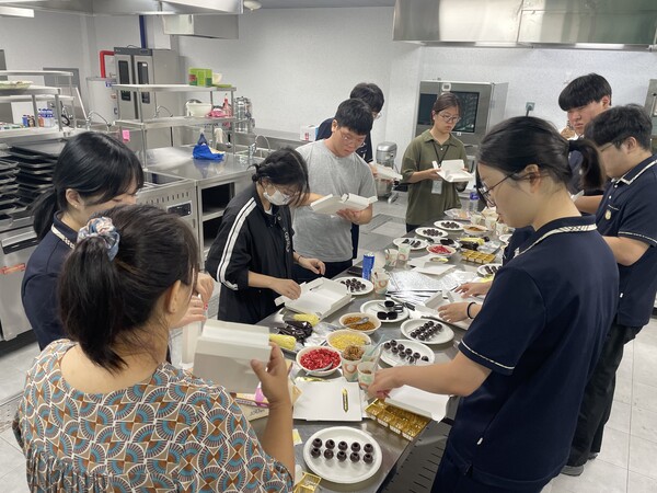 고창군 학교4-H 회원, 초콜릿 만들기 체험 / 사진 = 고창군