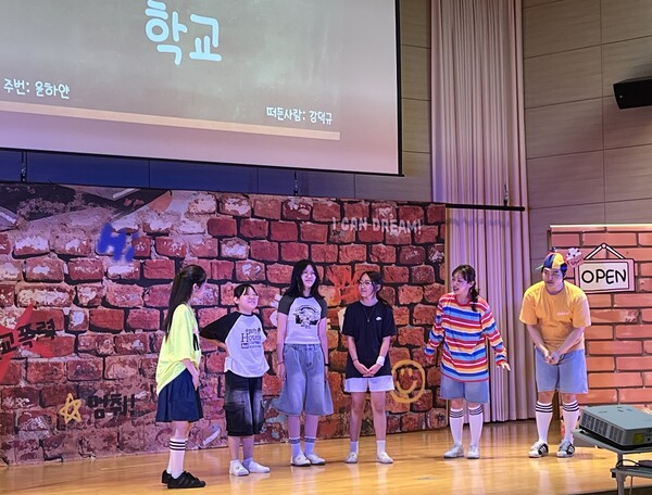 광주서부교육지원청, 학교로 찾아가는 학교폭력 예방 문화예술 공연 운영 광주 은빛초등학교 학생들(가운데 3명)이 지난 14일 강당에서 진행된 학교폭력 예방 뮤지컬 ‘하얀마음 하얀이’ 공연에 참여하고 있다. / 사진=광주광역시교육청