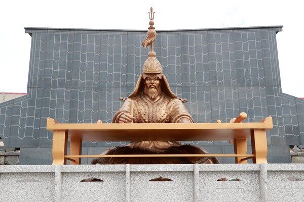 신에게는 아직 열두 척의 배가 있다'는 장계를 쓰는 이순신 장군 조형물(보성 상유십이공원) / 사진 = 보성군