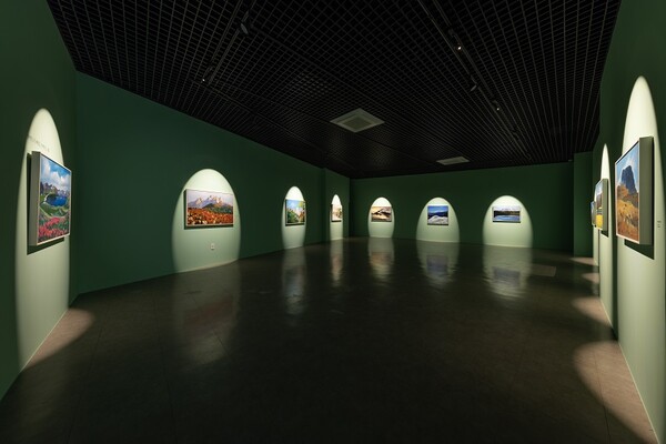 제2전시실 한반도의 산맥들을 쭉 이어온 작품들의 전시 모습 / 사진=화순군